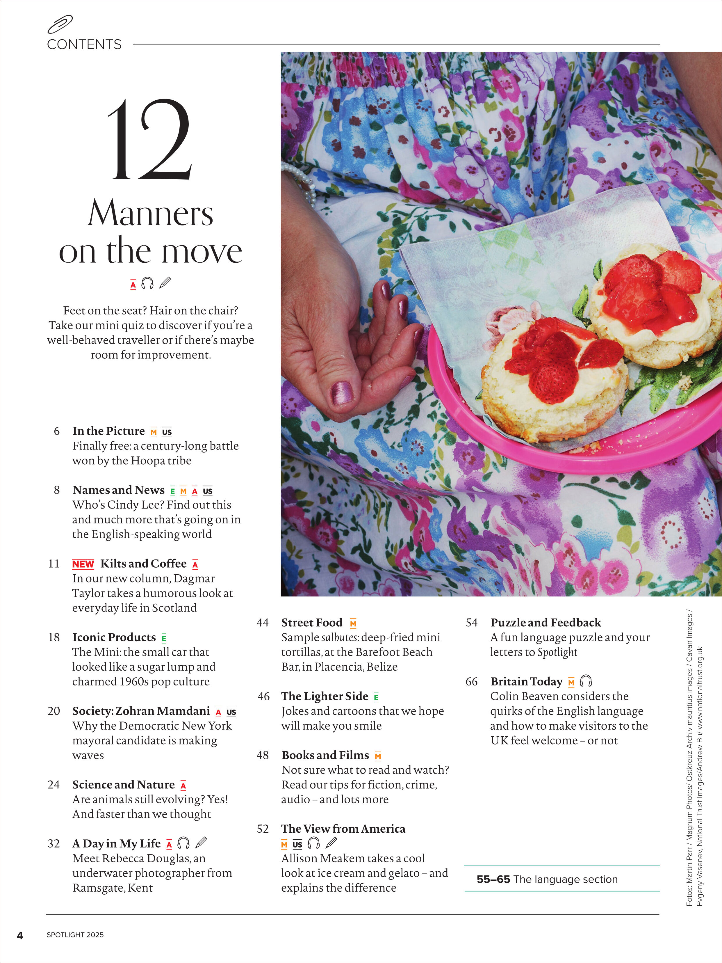 Eine Zeitschrift mit floraler Tischdecke im Hintergrund und einem englischen Teegebäck mit Erdbeeren und Sahne auf einem Teller. Zwei Hände halten den Teller. Das Magazin enthält Inhalte rund um englische Sprache und Kultur, geeignet für Sprachinteressierte und Lernende.