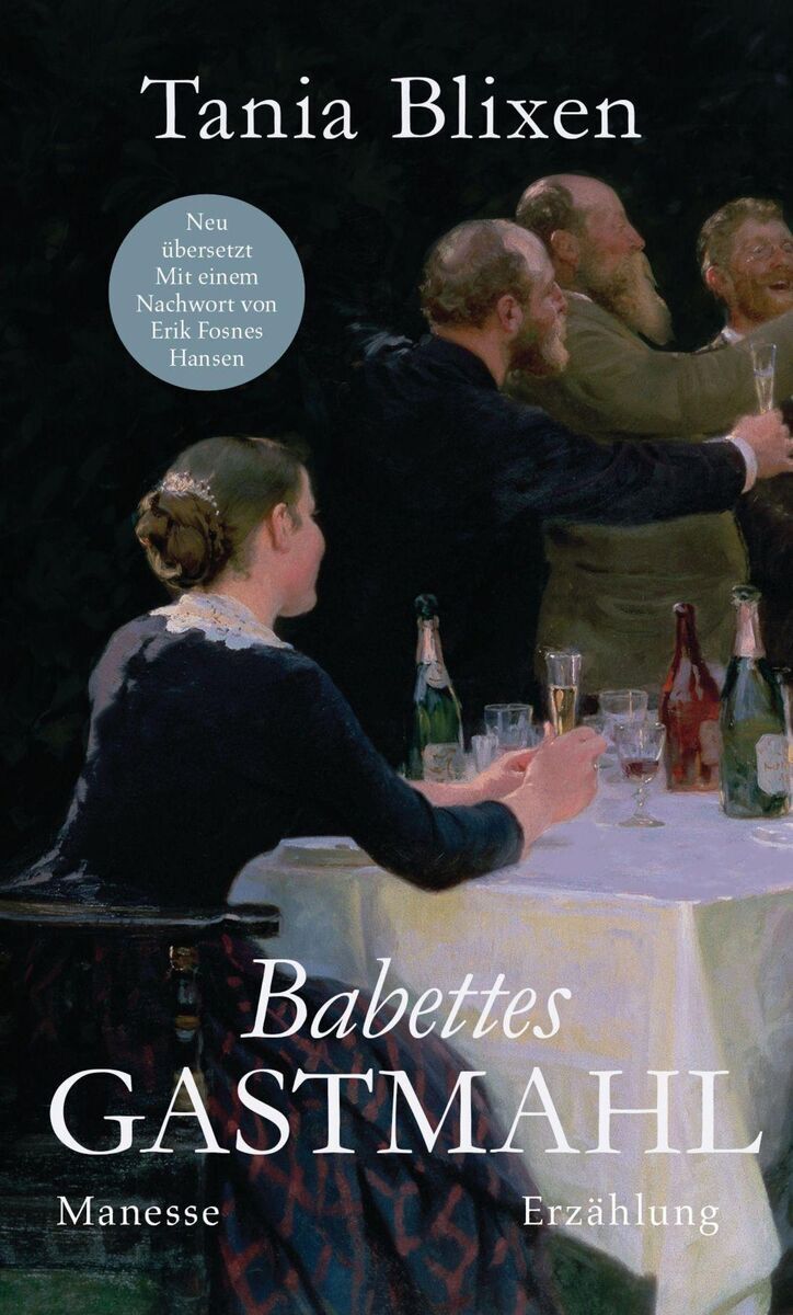 Das Buchcover von 'Tania Blixen: Babettes Gastmahl' zeigt eine Szene eines eleganten Dinners mit mehreren Personen an einem weiß gedeckten Tisch. Auf dem Tisch stehen Weinflaschen und Gläser. Taveren Charakteren sich sichtbar, tragen formelle Kleidung und wobei eine Frau im Vordergrund zu sehen ist. Im Hintergrund sind zwei Männer in einer lebendigen Unterhaltung vertieft. Das Bild vermittelt eine historische und festliche Atmosphäre.