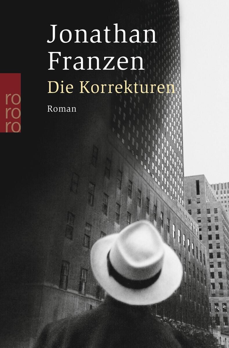Cover des Buches 'Die Korrekturen' von Jonathan Franzen. Es zeigt eine Schwarz-Weiß-Fotografie eines Mannes mit Hut vor hohen Gebäuden in einer Großstadt und einem roten vertikalen Balken mit der Aufschrift 'rororo'.