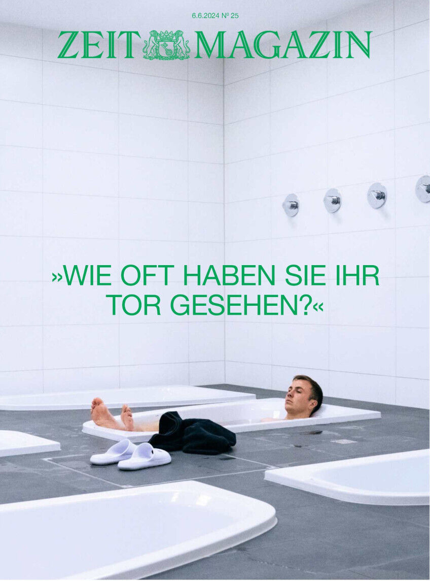 Titelblatt der Ausgabe 25/2024 der Zeitschrift 'ZEIT Magazin'. Das Bild zeigt eine Person, die in einem modernen, gefliesten Badezimmer entspannt. Der Titel lautet 'Wie oft haben Sie Ihr Tor gesehen?'.