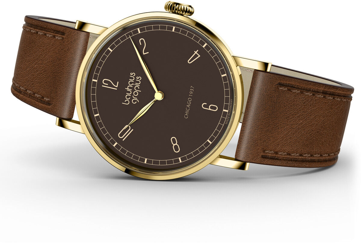 ZEIT-Sonderedition Uhr »Frauen am Bauhaus« Dunkelbraun von Walter Gropius. Edles, rundes Edelstahlgehäuse in Gold, dunkelbraunes Zifferblatt mit minimalistischen Zahlen und goldenen Zeigern. Hochwertiges braunes Lederarmband, stilvolles Bauhaus-Design, nummerierte Limitierung.