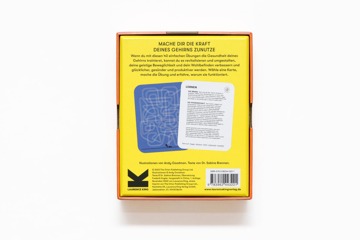 Das Bild zeigt die Verpackung des Produkts '»Gehirnjogging« Gedächtnisspiel', das ein Gedächtnistraining-Spiel ist. Auf der Rückseite der Schachtel befinden sich Beschreibungen und Illustrationen des Spiels auf einem gelben und blauen Hintergrund.