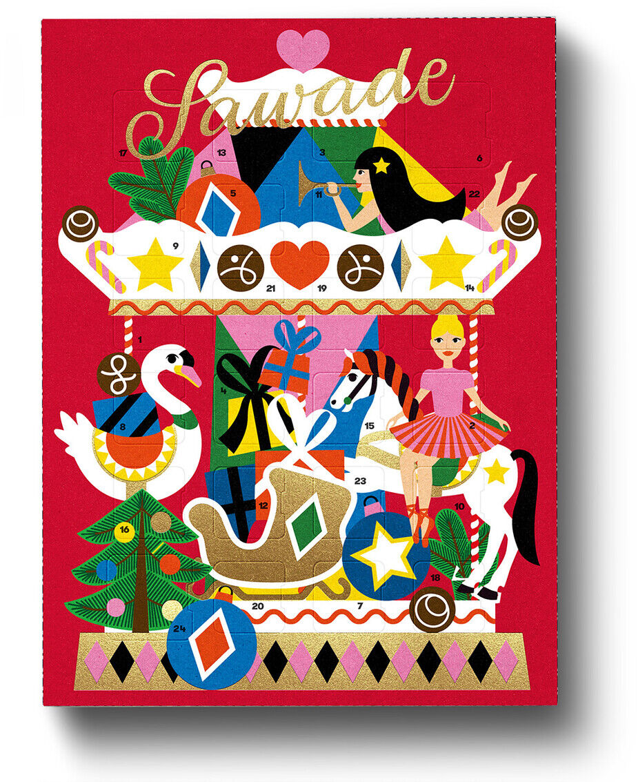 Ein bunter Adventskalender mit Karussellthema, der verschiedene farbenfrohe Figuren, Tiere und weihnachtliche Symbole zeigt. Der Hintergrund ist rot und der Kalender trägt die Aufschrift 'Savade'.