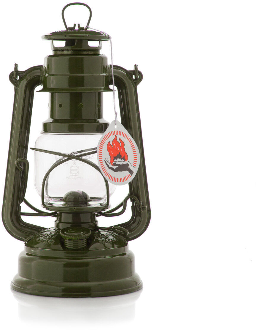 Eine Sturmlaterne aus grünem Stahl und Glas. Ideal für Camping, Outdoor-Aktivitäten, Dekoration und Beleuchtung an Feiertagen und besonderen Anlässen.