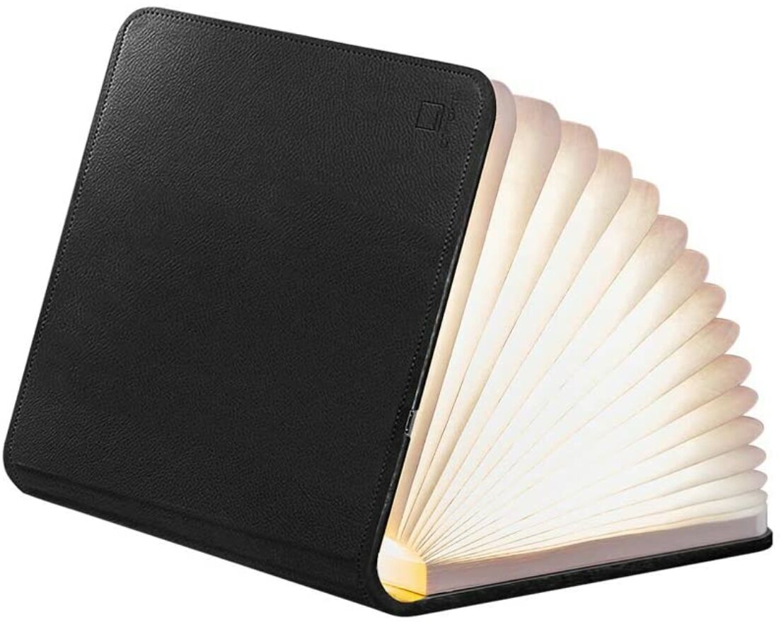 Ein schwarzes Leder-Buchlicht in Form eines aufgeschlagenen Buches. Die Innenseiten leuchten und spenden ein warmes, einladendes Licht. Das Design ist modern und elegant, eine Kombination aus Funktionalität und dekorativer Ästhetik.