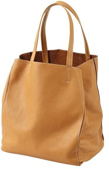 Eine hellbraune Ledertasche mit zwei Henkeln. Die Tasche hat ein schlichtes und minimalistisches Design.