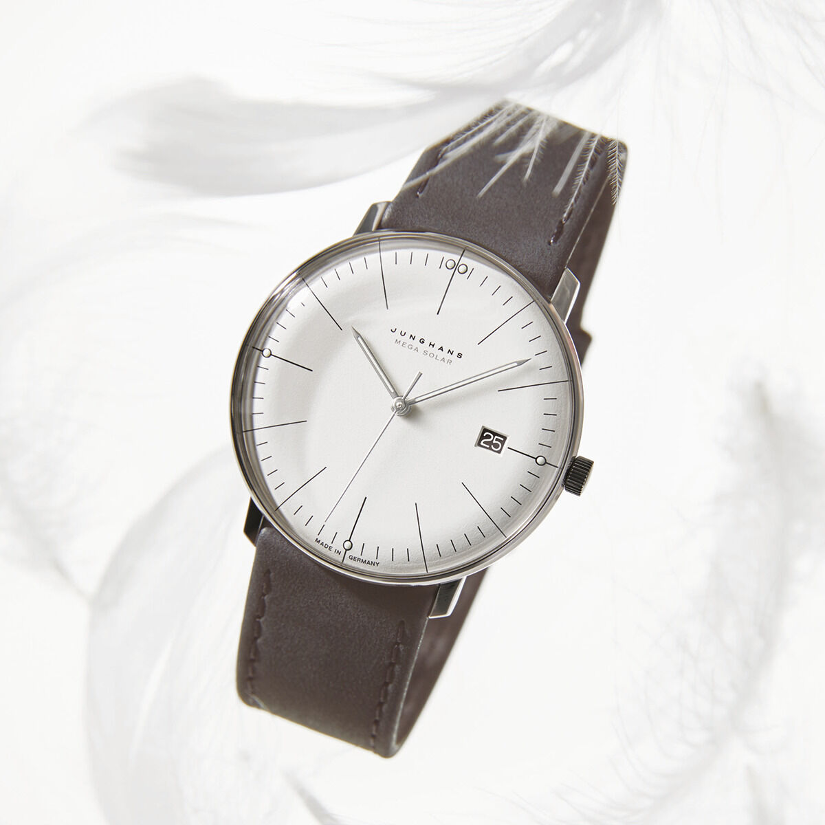 Ansicht der Armbanduhr ZEIT-Sonderedition »max bill MEGA Solar« mit silberfarbenem Gehäuse, weißem Zifferblatt und schwarzem Lederarmband vor einem neutralen Hintergrund.