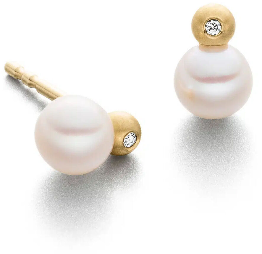 Zwei elegante Ohrstecker von Eva Strepp Schmuckdesign liegen auf heller Fläche. Sie bestehen aus einer vergoldeten Kugel mit kleinem, funkelndem Stein und einer großen, weißen Süßwasserzuchtperle. Die Stecker reflektieren sanft das Licht und wirken edel.
