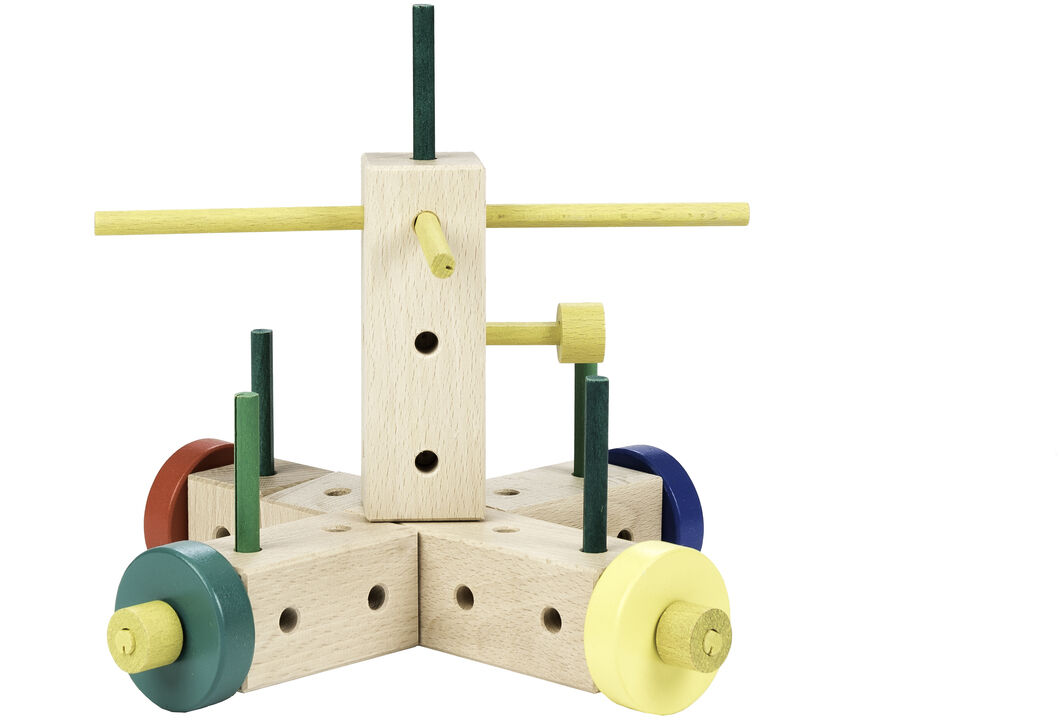 Holzkonstruktionsbaukasten »Maker M108«, 108-teilig. Verschiedene Holzteile und Stäbe in Beige, Gelb, Grün, Blau und Rot, die zu einer kreativen Konstruktion zusammengesetzt sind. Pädagogisches Lernspielzeug für Kinder, das motorische Fähigkeiten und kreatives Denken fördert.