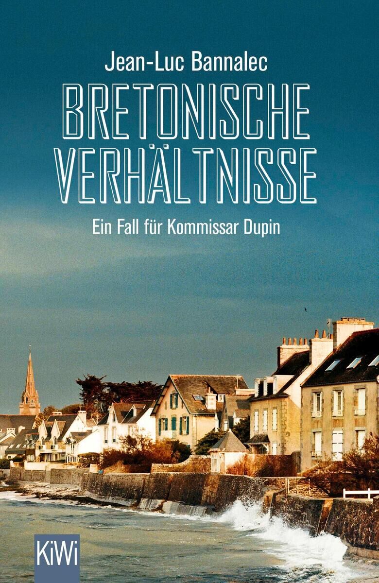 Buchcover von 'Bretonische Verhältnisse' von Jean-Luc Bannalec. Der Titel und die Unterzeile 'Ein Fall für Kommissar Dupin' sind in weißen Buchstaben geschrieben. Im Hintergrund ist eine Küstenstadt in der Bretagne zu sehen, mit mehreren Häusern und einer Kirche.