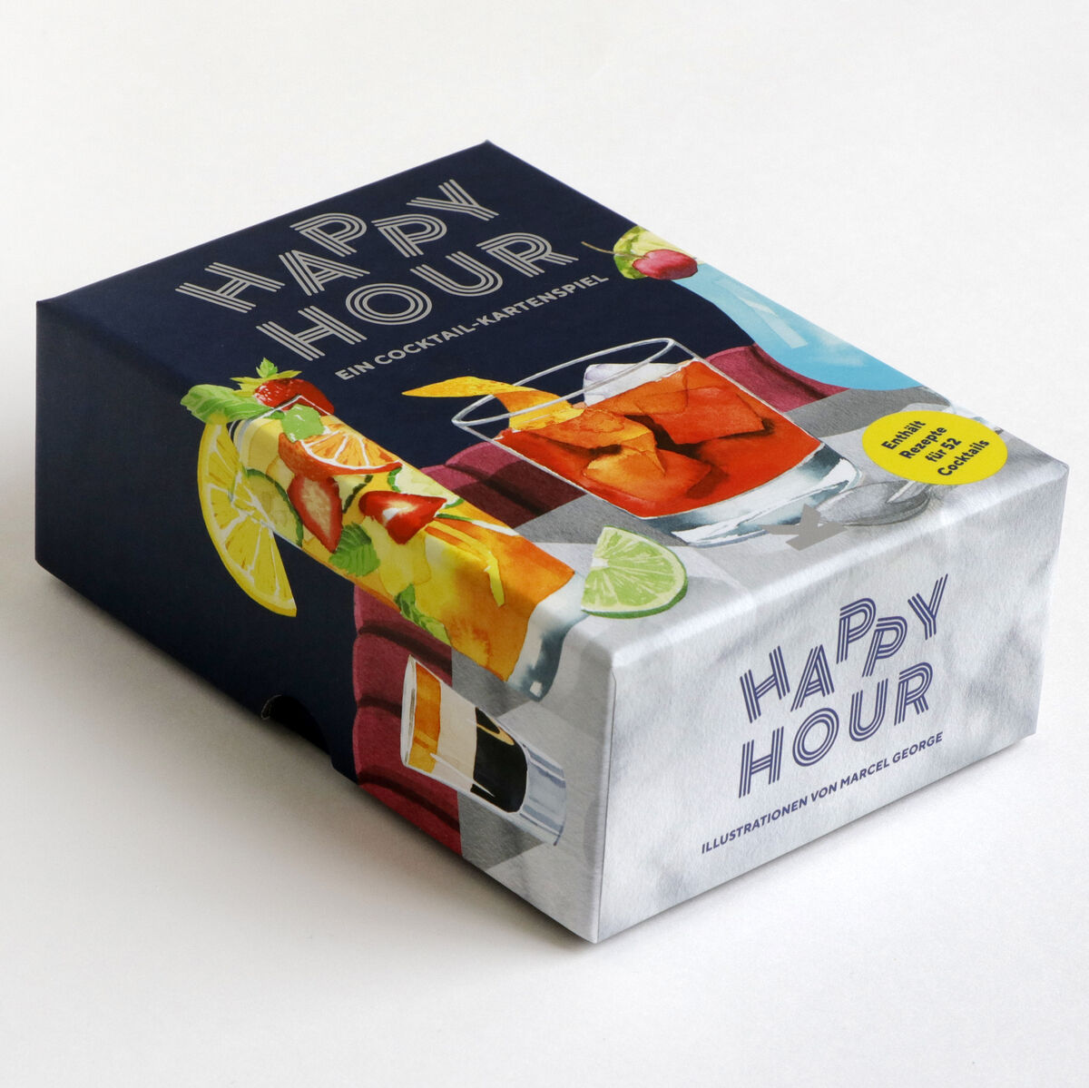 Die Verpackung des Spiels 'Happy Hour - Ein Cocktailspiel' zeigt ein farbenfrohes Design mit Illustrationen von Cocktails, Limetten und Eiswürfeln auf einem weiß-blauen Hintergrund. Das Spiel ist für Partys und gesellige Anlässe geeignet.