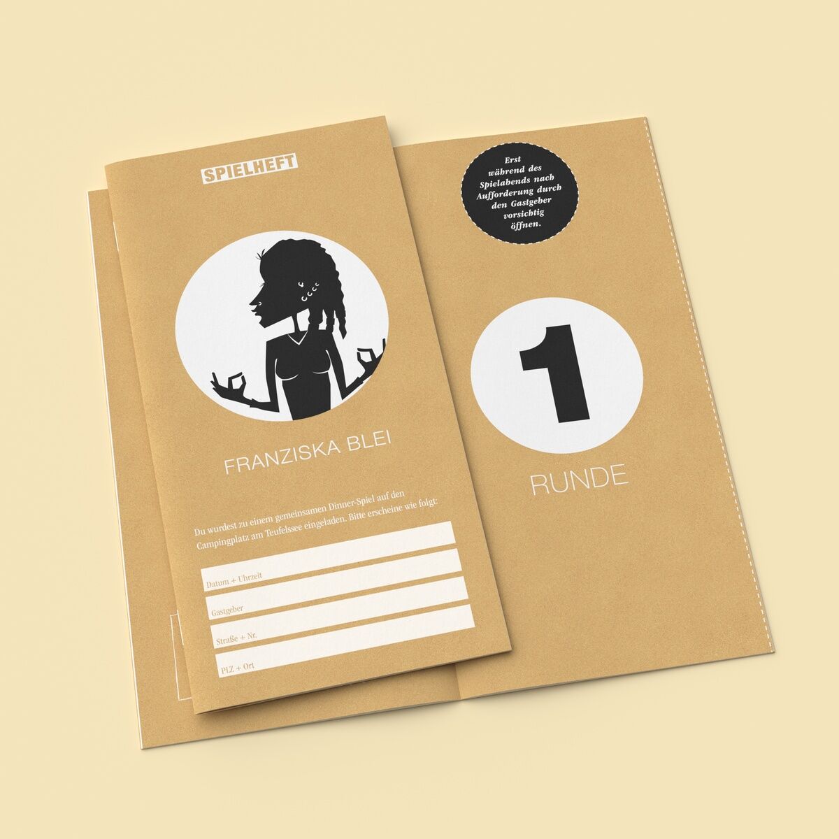 Das Bild zeigt ein Spielheft des Krimi-Dinner Spiels »Dauercamper, Dosenbier und eine Leiche«. Auf dem braunen Titelblatt steht 'FRANZISKA BLET' und der Text gibt Anweisungen für das Spiel. Links ist eine schwarze Silhouette einer Person abgebildet, rechts steht die Zahl 1 und unten sind leere weiße Felder für Notizen.