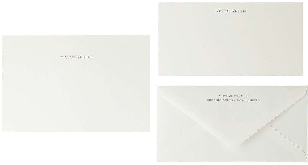 Briefpapier-Set im Miniformat in der Farbe Anthrazit, bestehend aus einem Umschlag und zwei Papierarten, ideal für geschäftliche und persönliche Korrespondenz.