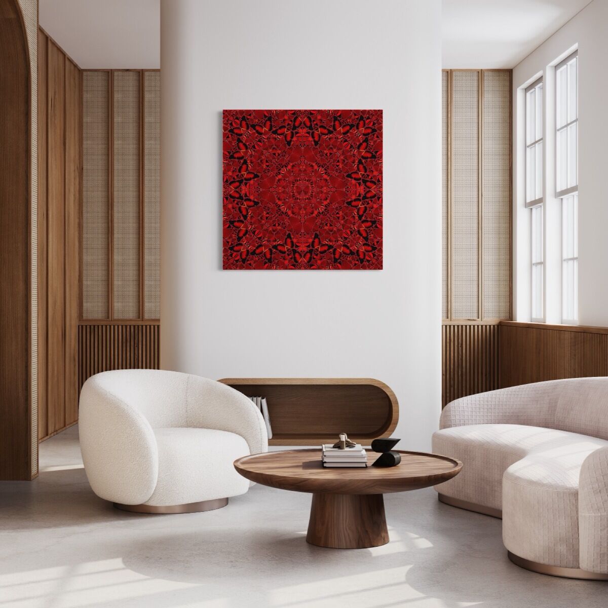 Ein modernes Interieur mit einem roten, abstrahierten Bild von Damien Hirst, »Nūr Jahān« aus der Empresses Serie, das mittig an einer weißen Wand hängt. Das Wohnzimmer ist elegant eingerichtet mit drei weißen Sesseln, einem schwarzen Couchtisch und einer geneigten Holzvertäfelung im Hintergrund. Licht flutet durch ein großes Fenster auf der rechten Seite und erhellt den Raum.