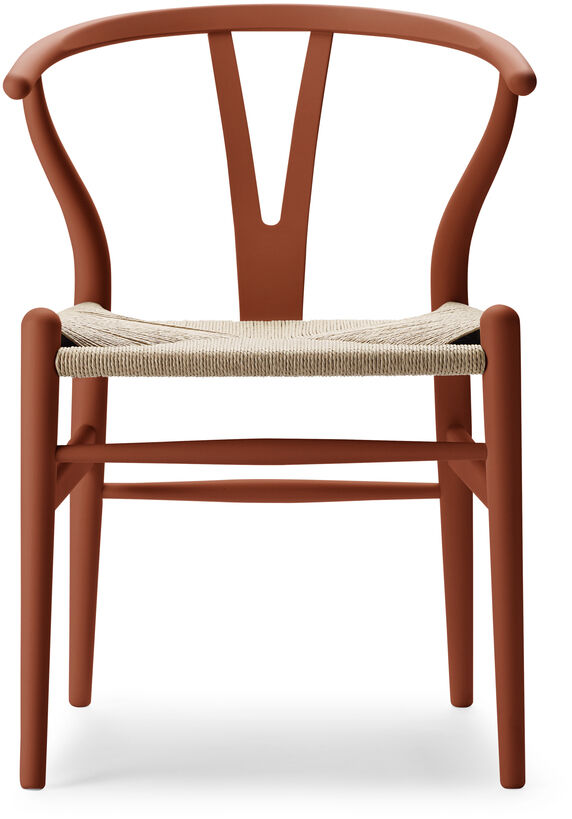 Ein rot-beiger Designer-Stuhl der Sonderedition »Stuhl CH24 Soft« von Carl Hansen, mit einer eleganten, skandinavischen Form und geflochtenem Sitz, der auf weißem Hintergrund dargestellt ist.