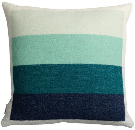 Ein quadratisches Kissen mit dem Namen »ÅSMUND BOLD«, das in Streifen aus Weiß, Hellgrün, Grün und Dunkelblau gestaltet ist.