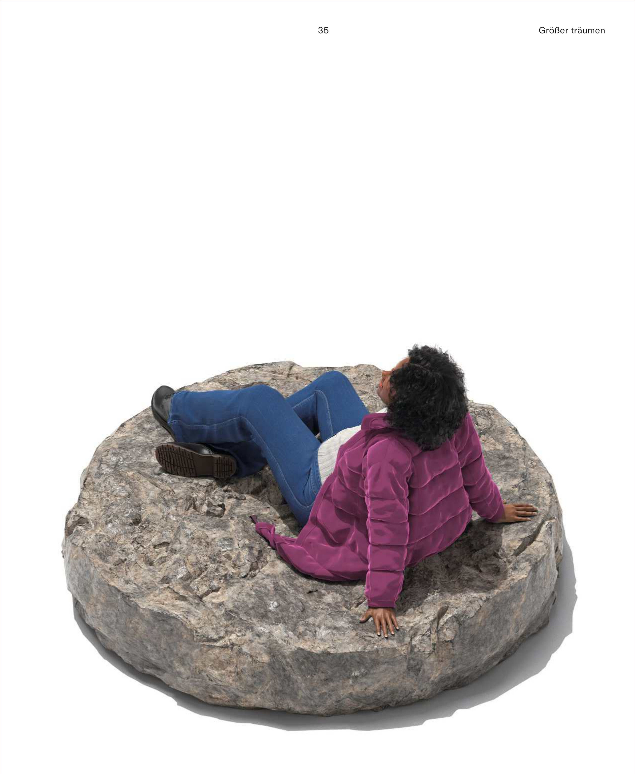 Person sitzt entspannt auf einem großen, flachen Felsen, trägt einen violetten Mantel und blaue Jeans. Die Haltung weist auf ein entspanntes und träumerisches Nachdenken hin. Oben im Bild steht 'Großer träumen'.