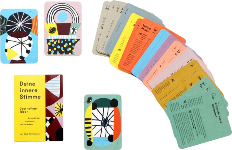 Ein Set aus bunten Karten mit dem Titel 'Deine innere Stimme'. Es umfasst Karten in verschiedenen Farben wie Blau, Gelb, Orange, Grün, Rot, Schwarz und Weiß. Die Karten sind thematisch auf persönliche Entwicklung und Achtsamkeit ausgerichtet und mit abstrakten und geometrischen Designs verziert.