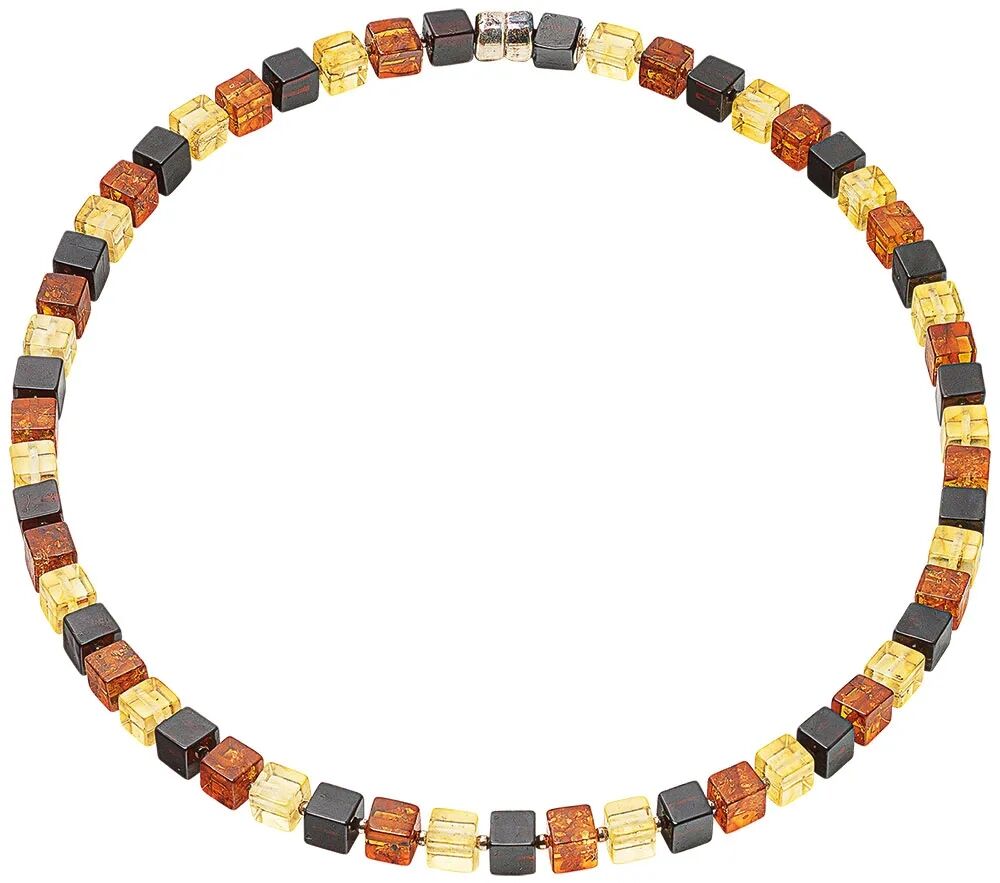 Würfelförmige Halskette aus verschiedenen Bernstein- und dunklen Naturstein-Elementen, die abwechselnd in Gelb-, Gold- und Brauntönen angeordnet sind, auf weißem Hintergrund. Moderner, maritimer Schmuck für Damen.