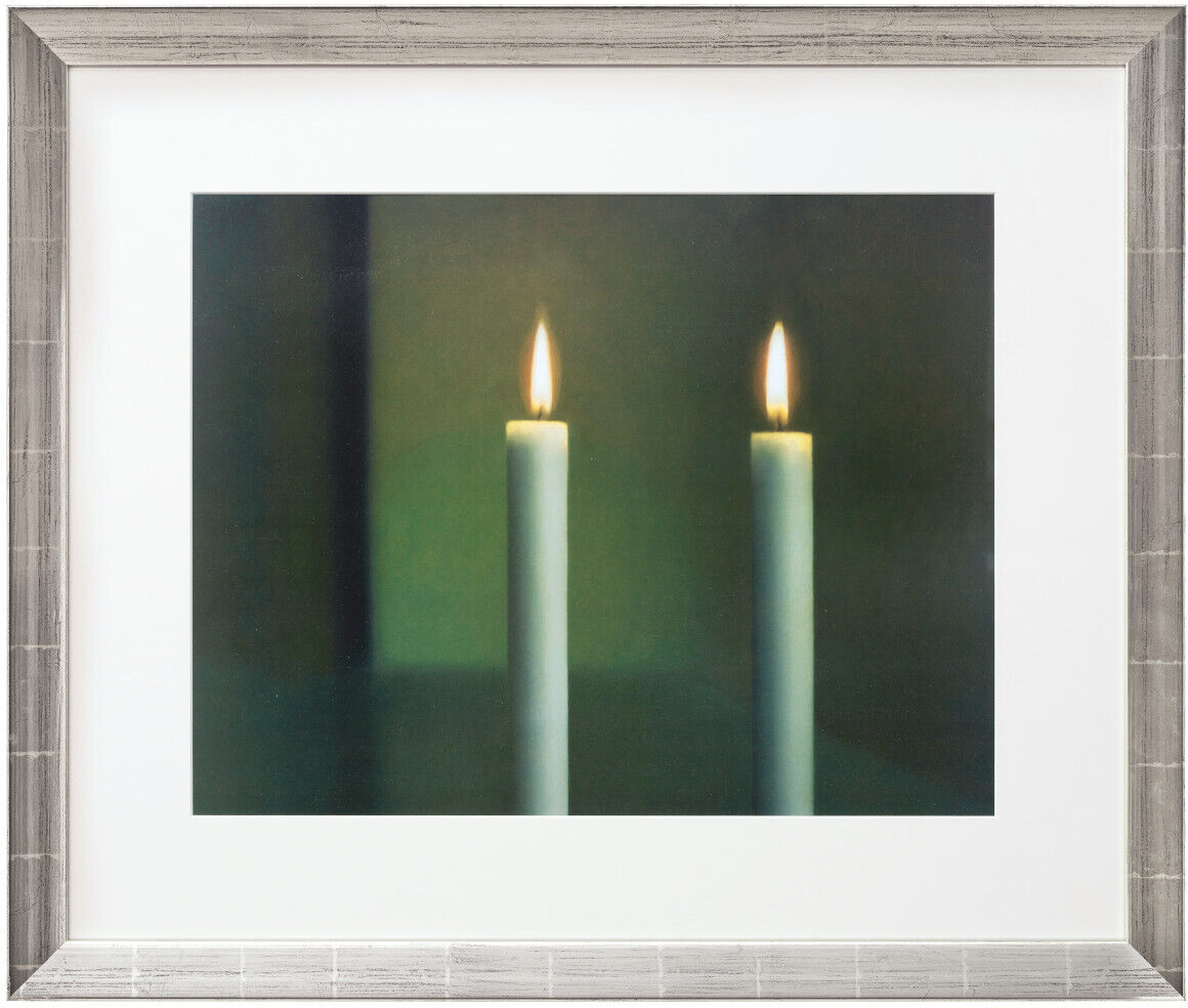 Ein Gemälde von Gerhard Richter mit dem Titel »Zwei Kerzen«, 1982. Das Bild zeigt zwei brennende weiße Kerzen vor einem unscharfen, grünlichen Hintergrund. Der Kunststil ist modern und minimalistisch. Das Kunstwerk ist in einem schlichten, grauen Rahmen eingefasst.