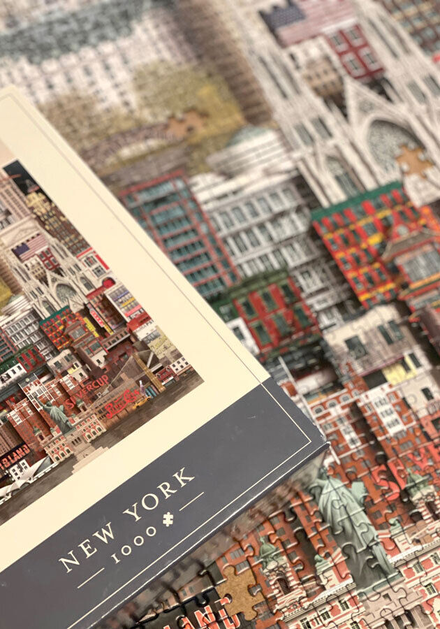 Puzzle mit 1000 Teilen, das einen detaillierten Ausschnitt der New Yorker Skyline zeigt. Die Bildstrukturen umfassen verschiedene Hochhäuser und bekannte Gebäude der Stadt.