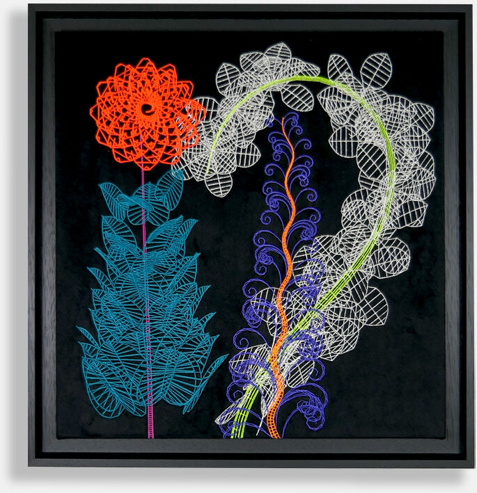 Bestickte Wandkunst aus der ZEIT Sonderedition »Extra-Natural« (2024) von Miguel Chevalier. Das Werk zeigt bunte, abstrakte Blumenmotive auf schwarzem Hintergrund in einem schwarzen Rahmen.