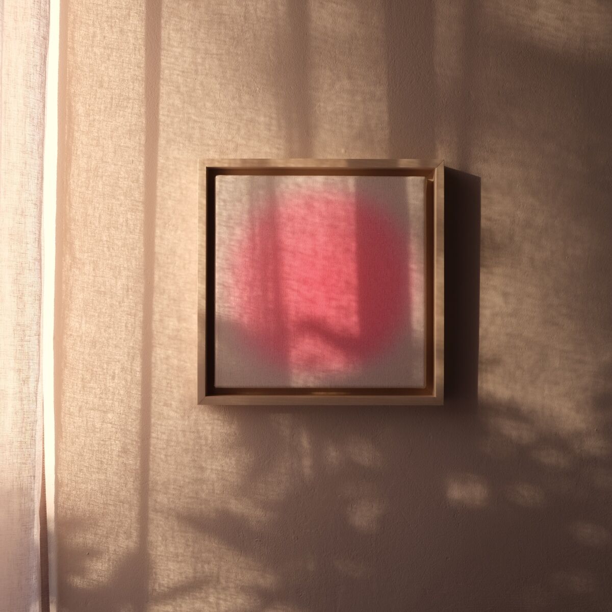 Quadratisches Wandbild der ZEIT-Sonderedition Sorbet in Pink im Format 25x25 cm, mit einem hölzernen Rahmen. Das Kunstwerk zeigt einen zarten rosa Farbverlauf auf heller, strukturiert wirkender Fläche, geschmackvoll inszeniert im sanften Tageslicht an einer beigen Wand.