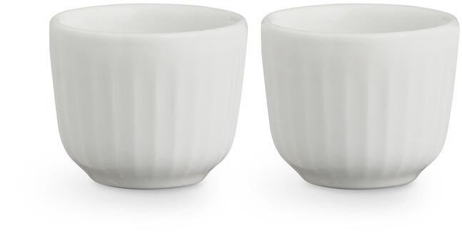 Zwei weiße, minimalistische Eierbecher aus Porzellan der Serie »Hammershøi« auf weißem Hintergrund.