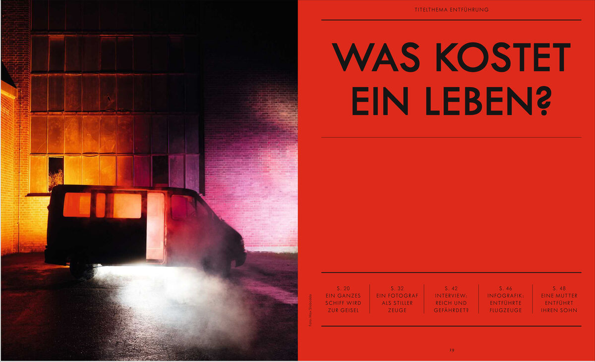 Ein Magazincover von ZEIT Verbrechen. Links eine dunkle, nebelige Szenerie mit einem beleuchteten Fahrzeug. Rechts die Titelüberschrift 'Was kostet ein Leben?' in großen roten Buchstaben auf einem orangen Hintergrund.