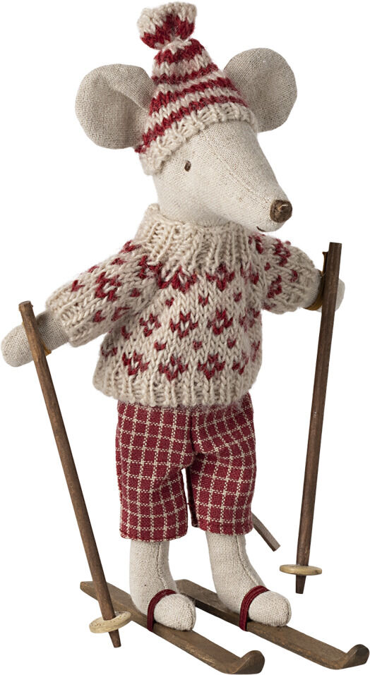 Mama Wintermaus in gestricktem rot-weißem Pullover, karierten roten Hosen, mit Ski und Skistöcken, auf Skiern stehend, mit roter gestrickter Mütze.