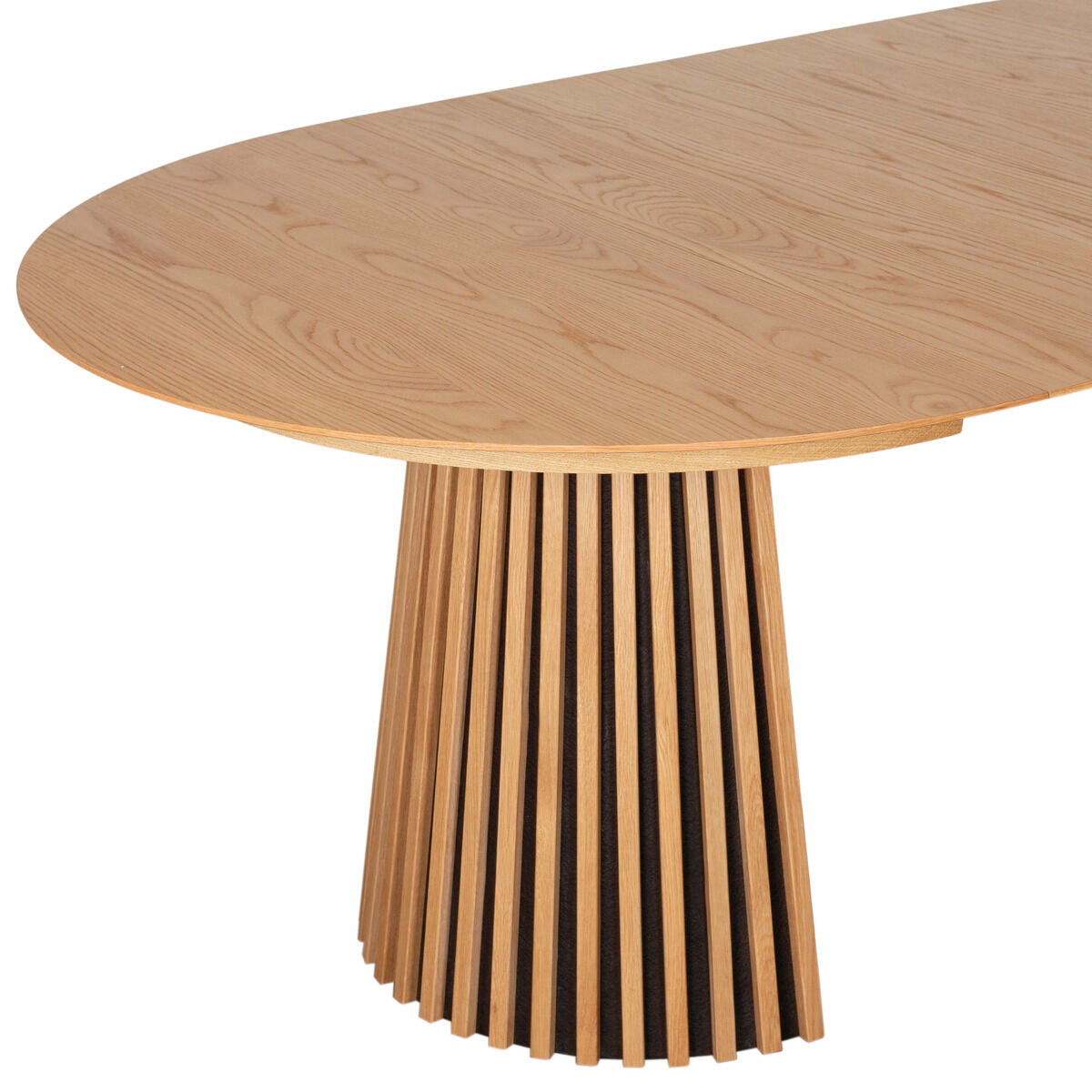 Der abgebildete Dining-Tisch »ORIA 120cm« von bene living zeigt eine ovale Tischplatte aus hellem Naturholz mit dezenter Maserung. Das markante Tischbein besteht aus vertikal ausgerichteten Leisten, die im Kreis angeordnet sind und dem Möbel ein modernes, elegantes Design verleihen.