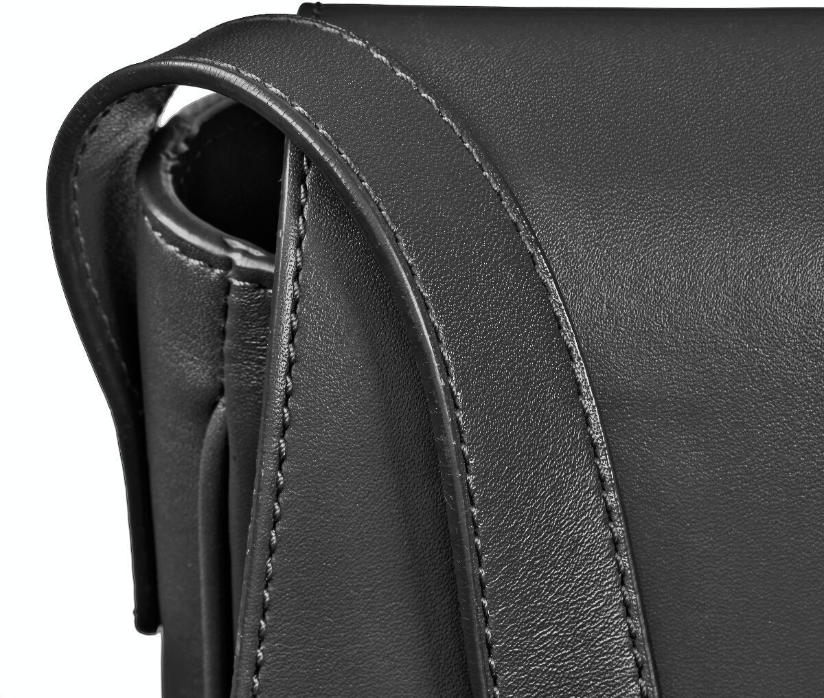 Nahaufnahme einer eleganten, schwarzen Leder-Umhängetasche im Saddle Bag-Stil. Die Tasche zeigt eine feine Naht und einen robusten Schulterriemen.