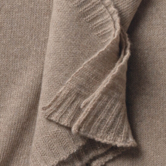 Detailansicht der naturbraunen Kaschmirstola »Donna« von Eagle Products. Die Oberfläche ist glatt gestrickt, der Rand sportlich gerippt. Das Tuch wirkt weich, anschmiegsam und hochwertig verarbeitet. Sanfte Lichtreflexe betonen die feine Wollstruktur.