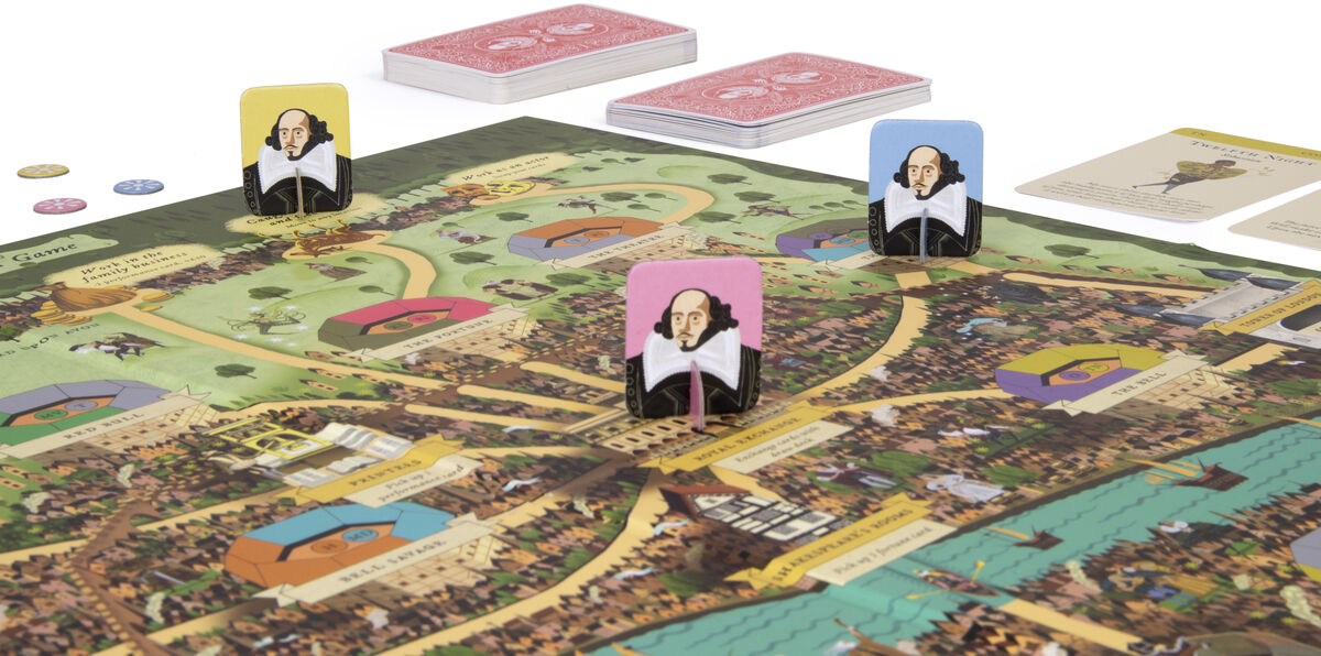 Das Produkt 'Puzzle »Shakespeares Welt«' zeigt ein farbenfrohes Brettspiel mit verschiedenen Feldern, Kartenstapeln, Tokens und Spielfiguren. Mehrere Spielkarten sind sichtbar und einige Spielfiguren, die Shakespeare darstellen, sind auf dem Spielbrett verteilt. Die Illustration des Spielbretts ist detailliert und enthält zahlreiche historische Gebäude und Landschaften.