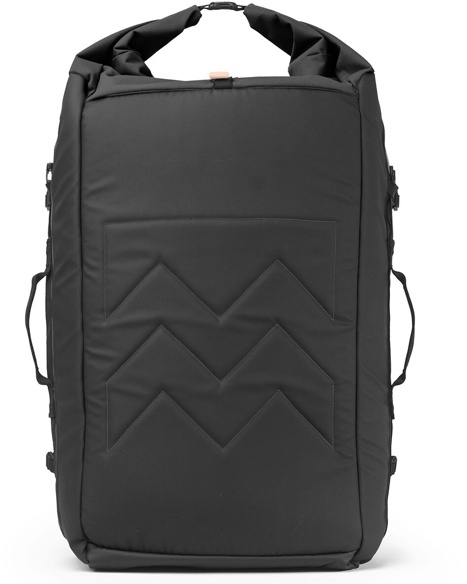 Eine schwarze Dufflebag namens 'Smögen'. Die Tasche hat eine rechteckige Form, verstärkte Nähte und ist robust konstruiert. Sie hat zwei parallele Nähte in der Mitte der Vorderseite und zwei Tragegriffe oben.