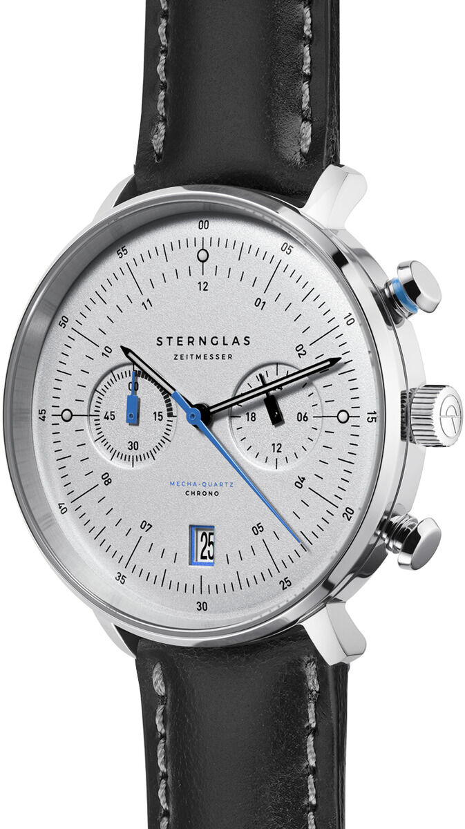 Die ZEIT-Sonderedition Uhr »Hamburg Chronometer« von Sternglas zeigt ein silbernes Edelstahlgehäuse, weißes Zifferblatt mit schwarzen Indizes, zwei Hilfszifferblätter, blaue Akzente sowie ein schwarzes Lederarmband mit heller Naht.