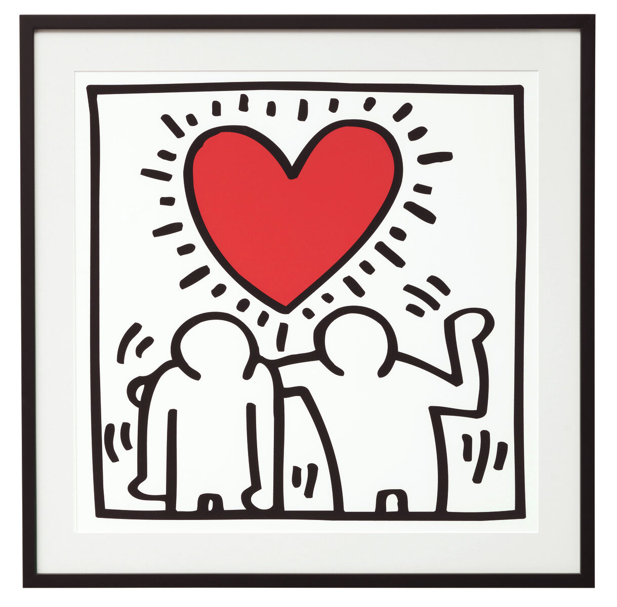 Ein Kunstwerk von Keith Haring mit dem Titel 'Untitled (Be Mine)' aus dem Jahr 1987. Es zeigt zwei stilisierte Figuren in Schwarz, die nebeneinander stehen und ein großes rotes Herz über ihren Köpfen haben. Das Herz wird von strahlenförmigen Linien umgeben. Das Bild hat einen weißen Hintergrund und einen schwarzen Rahmen.