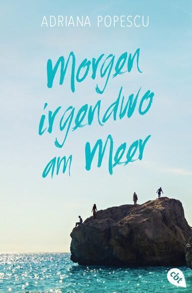 Das Buchcover von 'Morgen irgendwo am Meer' von Adriana Popescu zeigt einen hellblauen Himmel und das ruhige Meer im Hintergrund. Im Vordergrund ragen Felsen mit Menschen darauf aus dem Wasser hervor. Die Buchstaben des Titels sind in einem verspielten türkisblauen Font geschrieben.