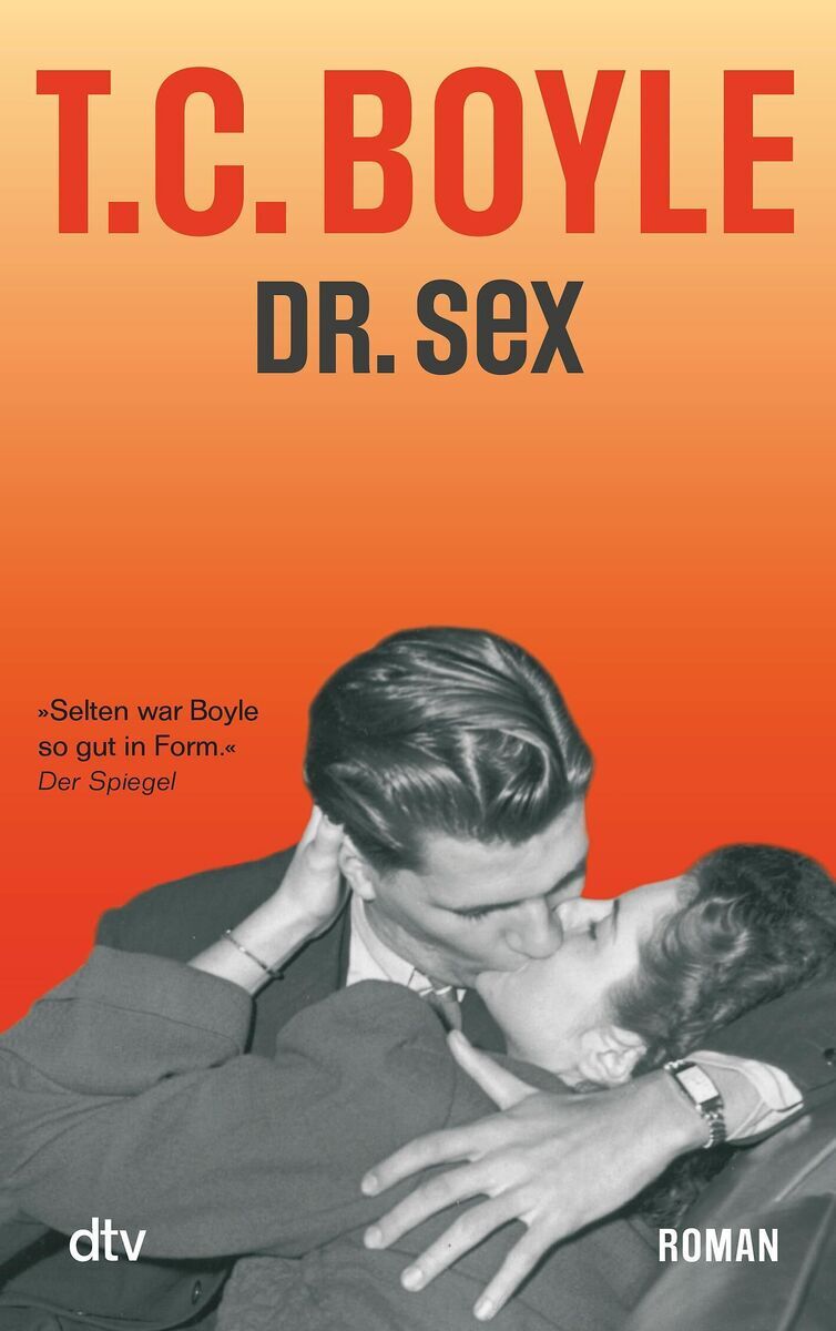 Buchcover von T.C. Boyle's Roman 'Dr. Sex', veröffentlicht von dtv Verlag. Das Cover zeigt ein schwarz-weiß Foto eines sich küssenden Paars, mit dem Titel des Buches in orangefarbener und schwarzer Schrift auf rotem und orangem Hintergrund.