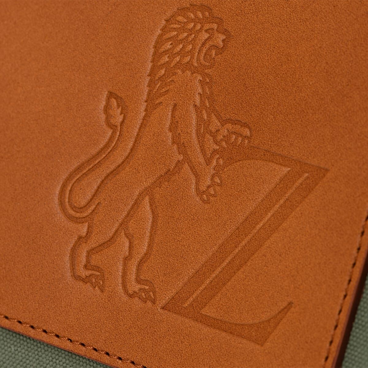 Detailansicht einer hochwertigen Markttasche aus braunem Leder mit einer Löwenprägung und dem Buchstaben 'Z'. Die Tasche zeigt präzise Nähte und ein elegantes Design.