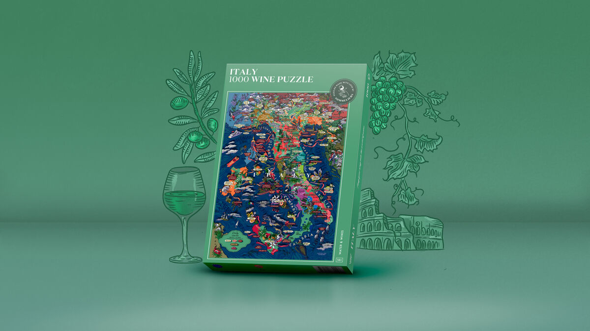 Das Bild zeigt ein Puzzle mit dem Thema Wein aus Italien. Die Verpackung des Puzzles ist grün und auf der Vorderseite ist eine detaillierte Karte Italiens abgebildet, die verschiedene Weinregionen zeigt. Im Hintergrund sind Illustrationen von Weinreben, einer Weinflasche und italienspezifischen Symbolen wie Olivenzweigen und dem Kolosseum zu sehen.