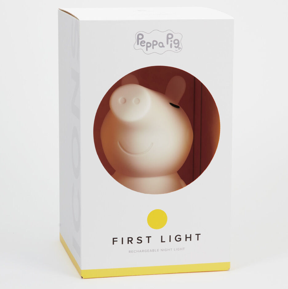 Nachtlicht in Form der Figur Peppa Pig. Das Nachtlicht ist in einer weißen Verpackung mit gelber Basis. Der Schriftzug 'First Light' ist auf der Verpackung zu sehen.