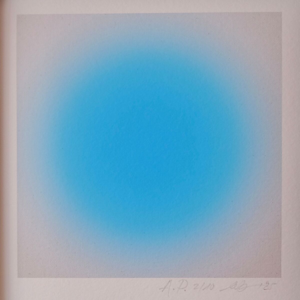 Quadratischer Fine-Art-Print mit einem zentralen strahlend blauen Kreis, der in einen weißen Hintergrund weich übergeht. Die Farbübergänge sind sanft, der Eindruck wird von Klarheit, Ruhe und Minimalismus bestimmt. Der Print wirkt hochwertig und ist unten rechts dezent signiert.