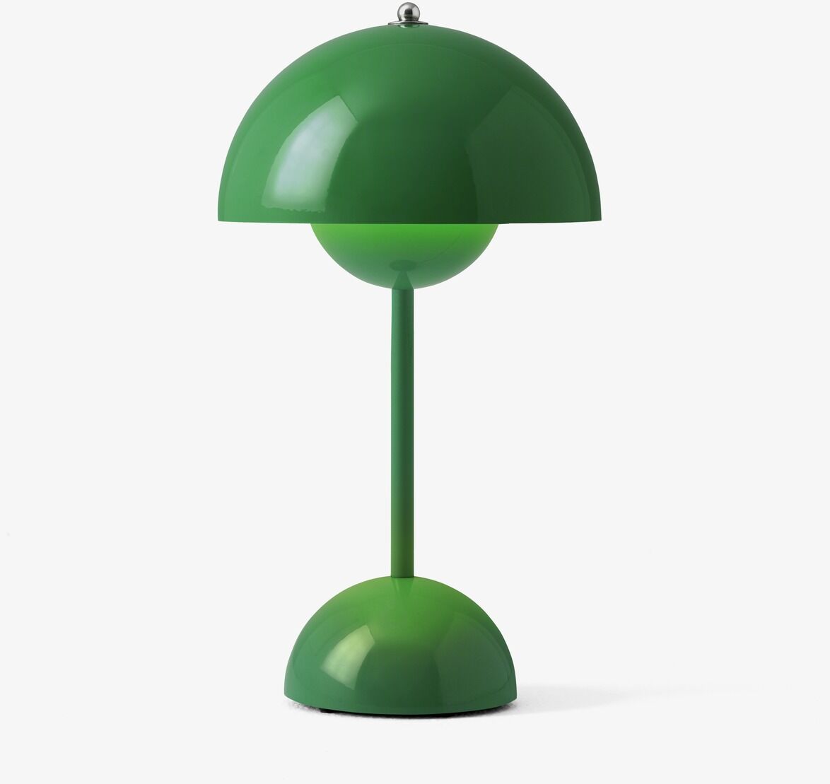 Grüne Flowerpot VP9 Tischleuchte mit Akku, auf weißem Hintergrund. Modernes und minimalistisches Design.