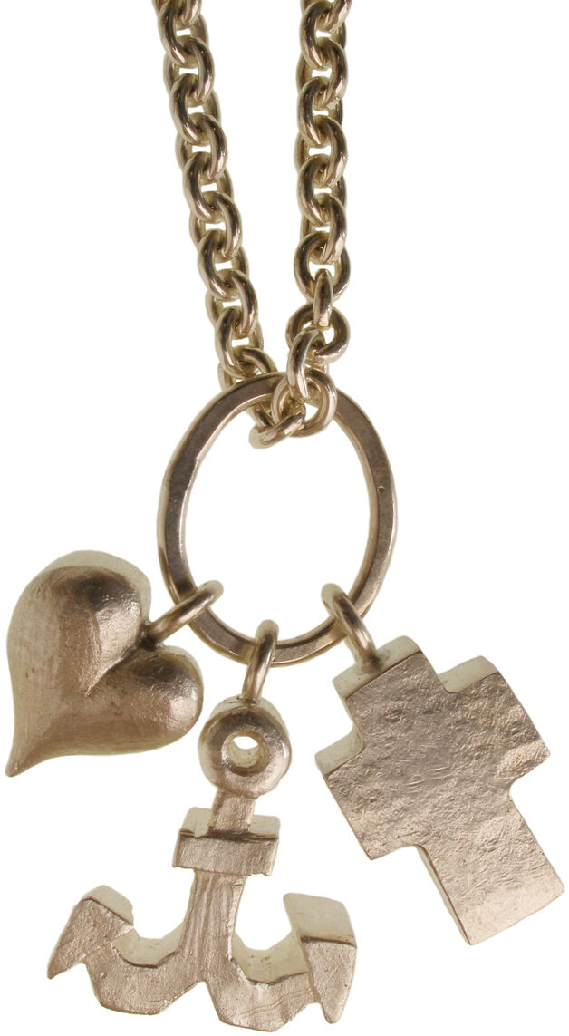 Silberne Kette mit drei Anhängern: ein Herz, ein Kreuz und ein Anker.