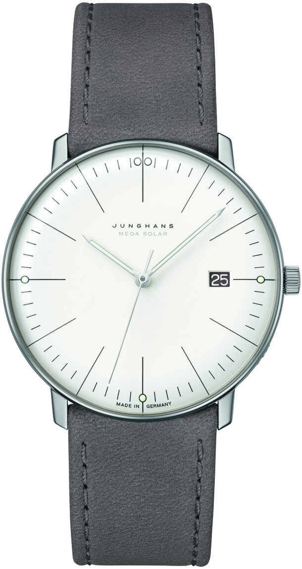 Abbildung der ZEIT-Sonderedition 'max bill MEGA Solar' von Junghans. Die minimalistische Uhr hat ein weißes Zifferblatt, schwarze Indizes und Zeiger sowie ein Edelstahlgehäuse und ein schwarzes Armband.