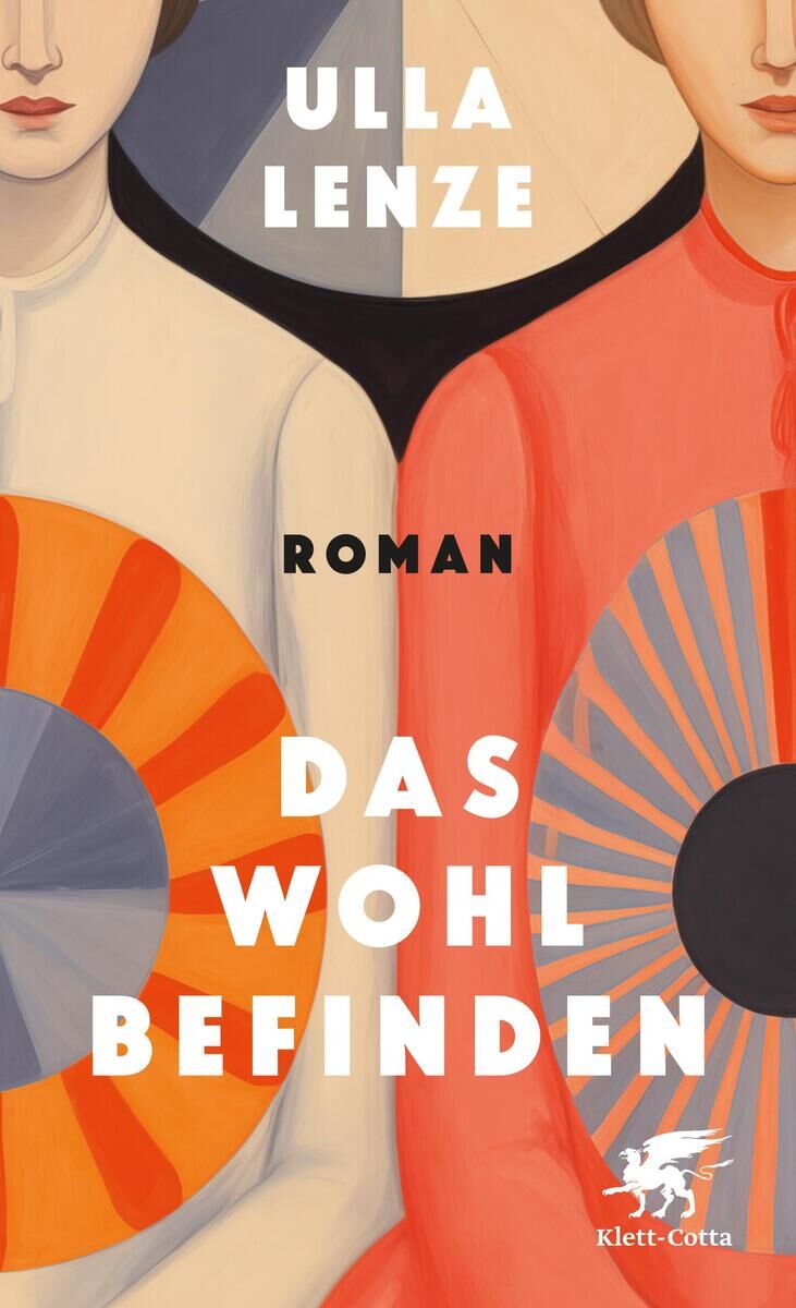 Buchcover des Romans 'Das Wohlbefinden' von Ulla Lenze, veröffentlicht bei Klett-Cotta. Es zeigt zwei stilisierte Frauenfiguren, eine in einem orangefarbenen, die andere in einem grauen Gewand mit abstrakten, bunten Mustern im Hintergrund.