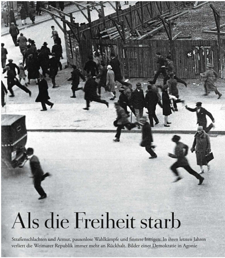 Historisches Schwarz-Weiß-Foto einer Straße in der Weimarer Republik mit vielen Menschen, einige laufen, andere stehen. Der Text lautet: 'Als die Freiheit starb. Straßenschlachten und Armut, pausenlose Wahlkämpfe und finstere Intrigen. In ihren letzten Jahren verliert die Weimarer Republik immer mehr an Rückhalt. Bilder einer Demokratie in Agonie.'