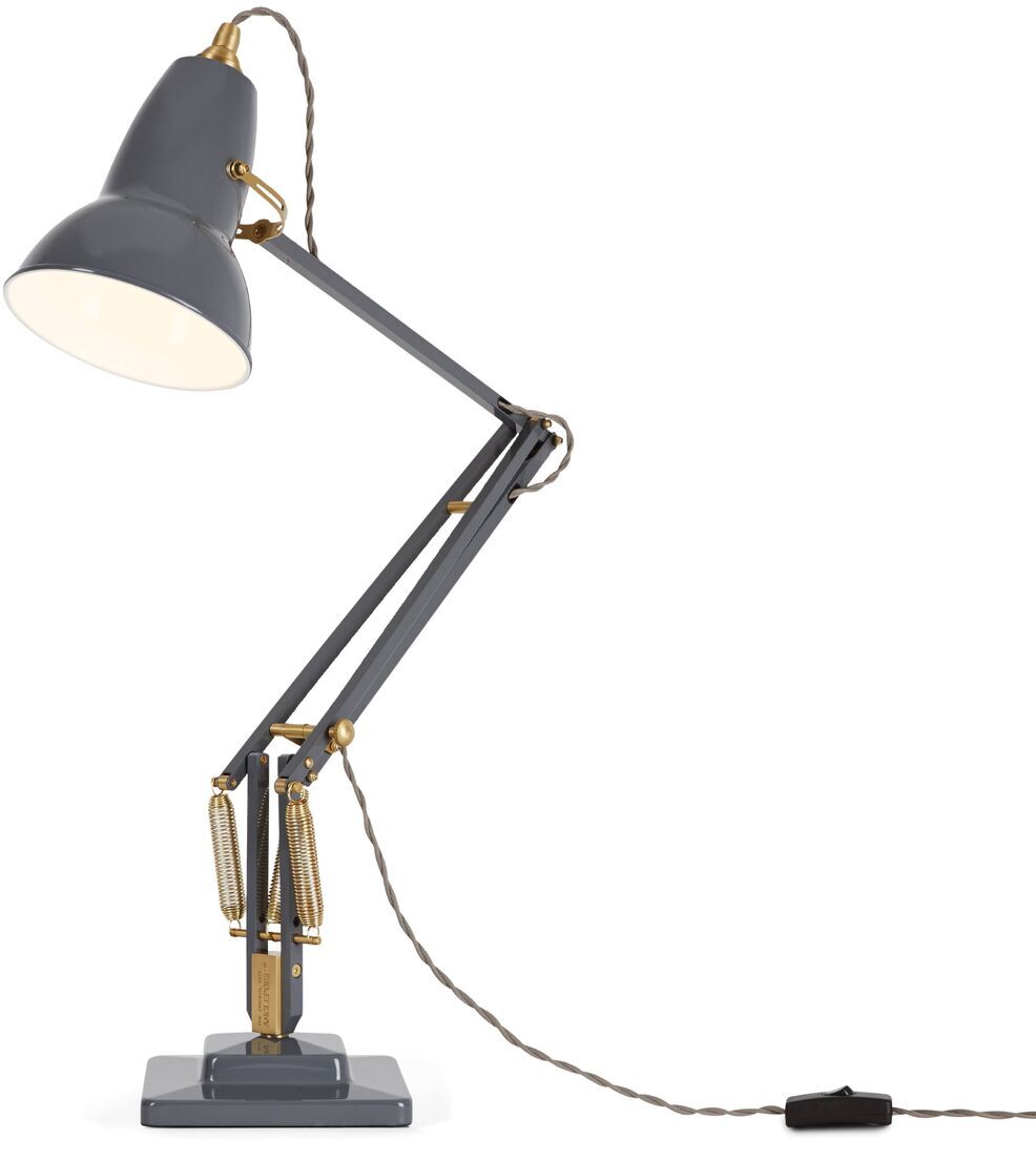 Grau-messingfarbene Tischleuchte »Anglepoise Original 1227 Brass Desk Lamp« in industriellem Retro-Design mit verstellbarem Arm und Kabel.