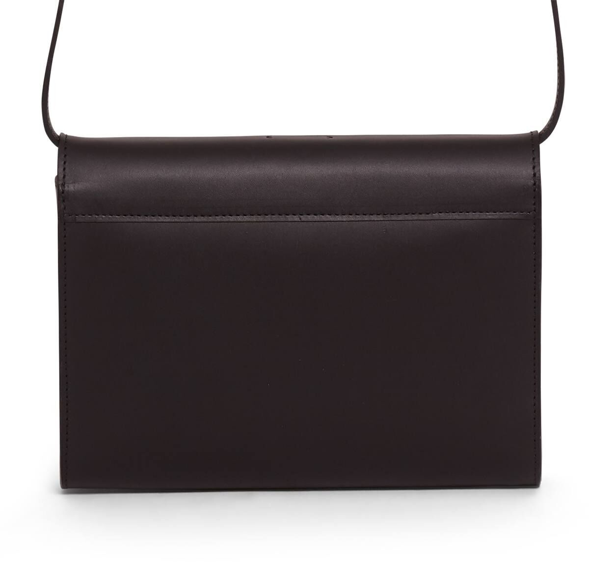 Eine elegante schwarze Schultertasche aus Leder, Teil der ZEIT-Sonderedition, mit schlichtem, zeitlosem Design.